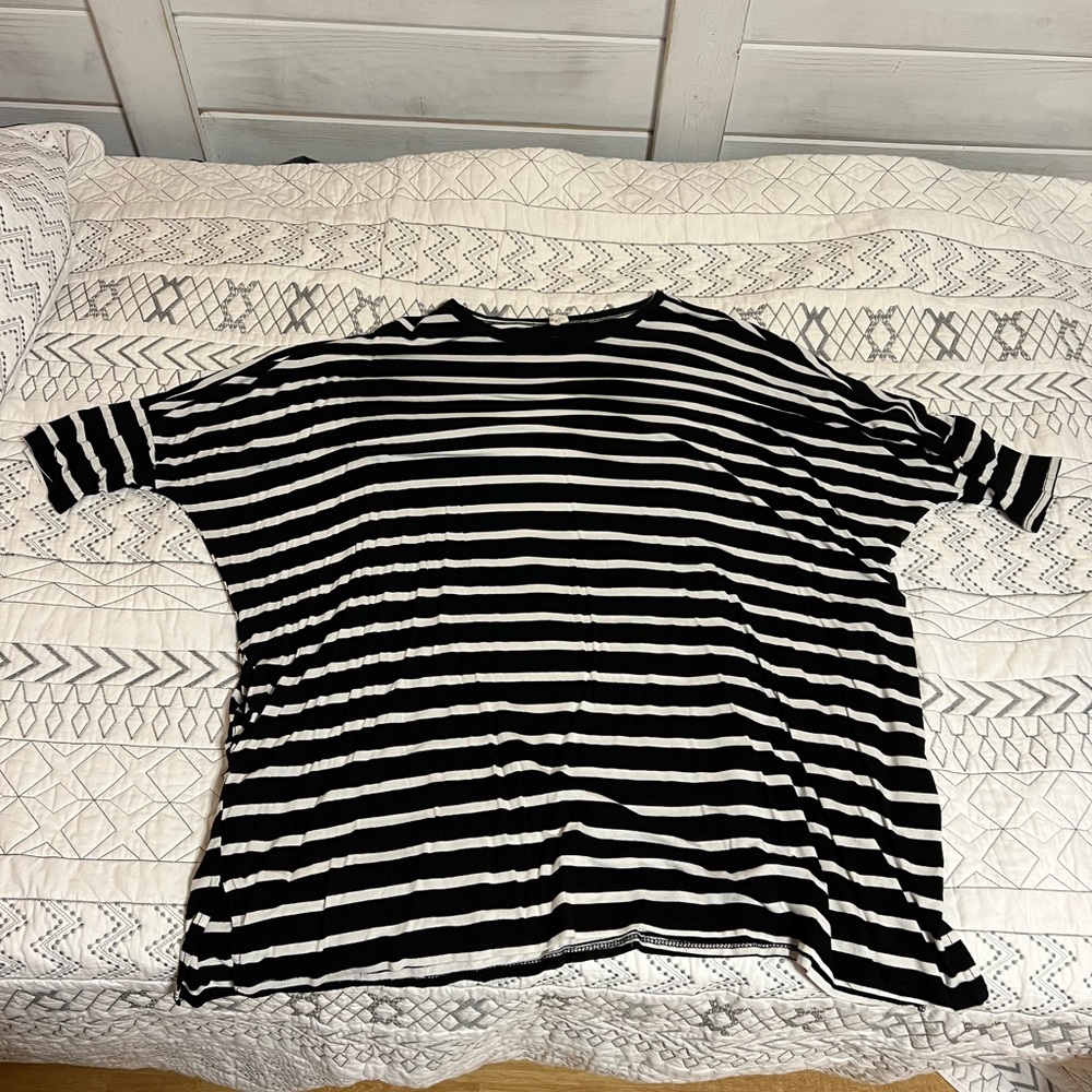 Ladies, short sleeve, black and white horizontal stripe knit top, XL
